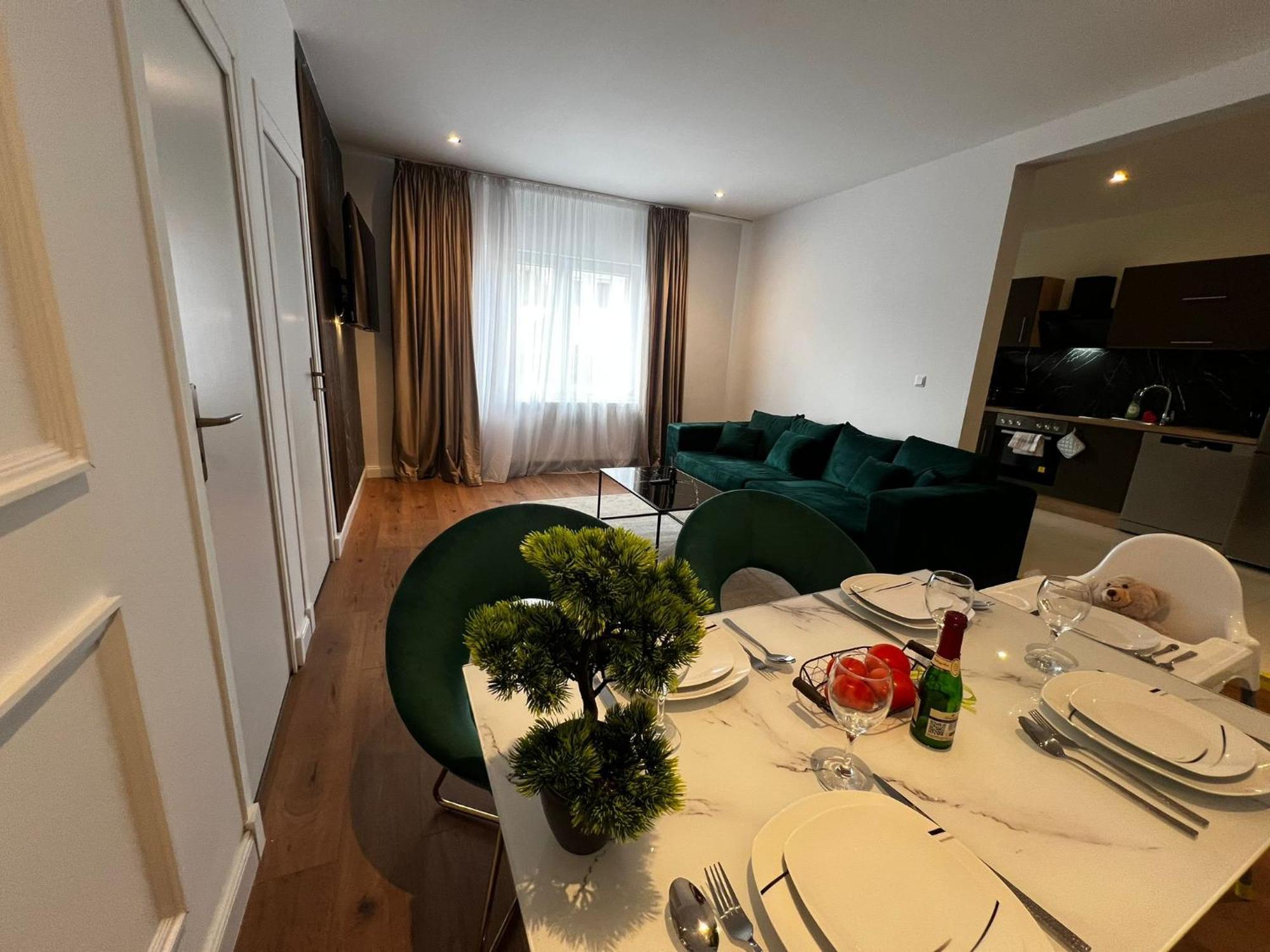 105 Quadratmeter Apartment, Parkplatz, Kinderfreundlich, 6 Personen, Wifi, Vollausgestattete Kueche, Crimmitschau Exterior foto