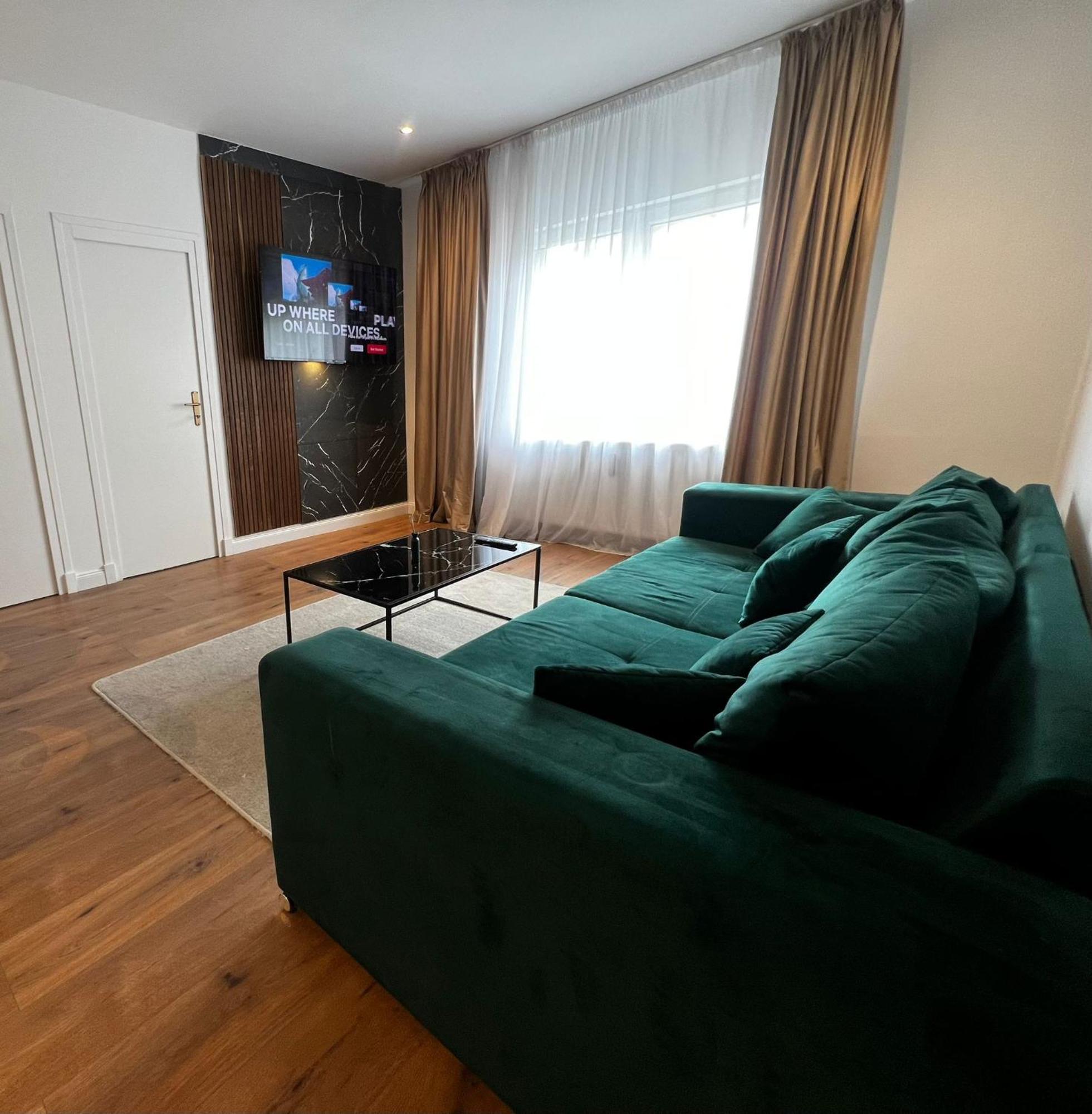 105 Quadratmeter Apartment, Parkplatz, Kinderfreundlich, 6 Personen, Wifi, Vollausgestattete Kueche, Crimmitschau Exterior foto